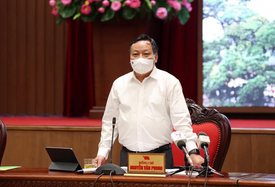 Phó Bí thư Thành ủy Nguyễn Văn Phong phát biểu tại cuộc họp.