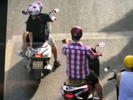Nam thanh niên chở bạn gái rời đi bằng xe máy (bìa trái) sau khi xuống tàu