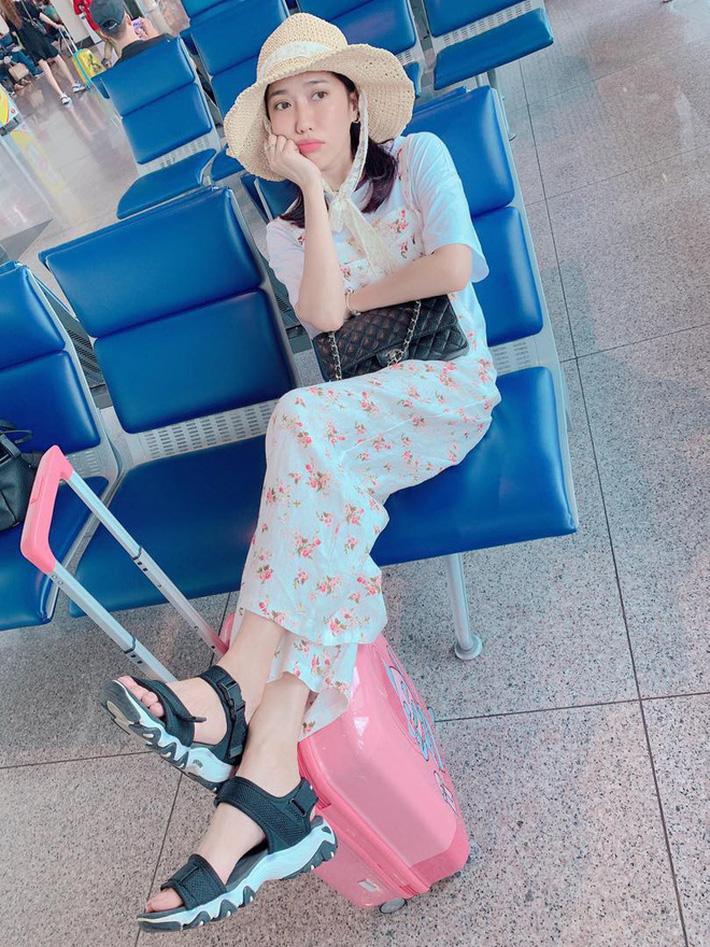 Diệu Nhi cũng từng diện "combo" quần yếm hoa nhí cùng mũ rộng vành thắt nơ khi ra sân bay.
