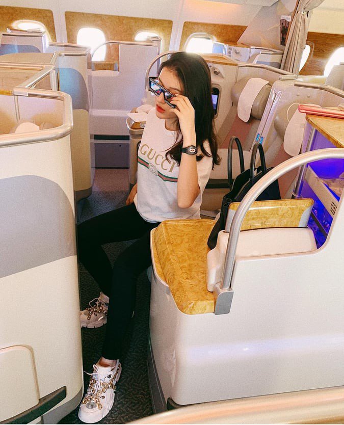 Á hậu Huyền My chọn áo phông và quần jean để thoải mái khi ngồi trên máy bay.