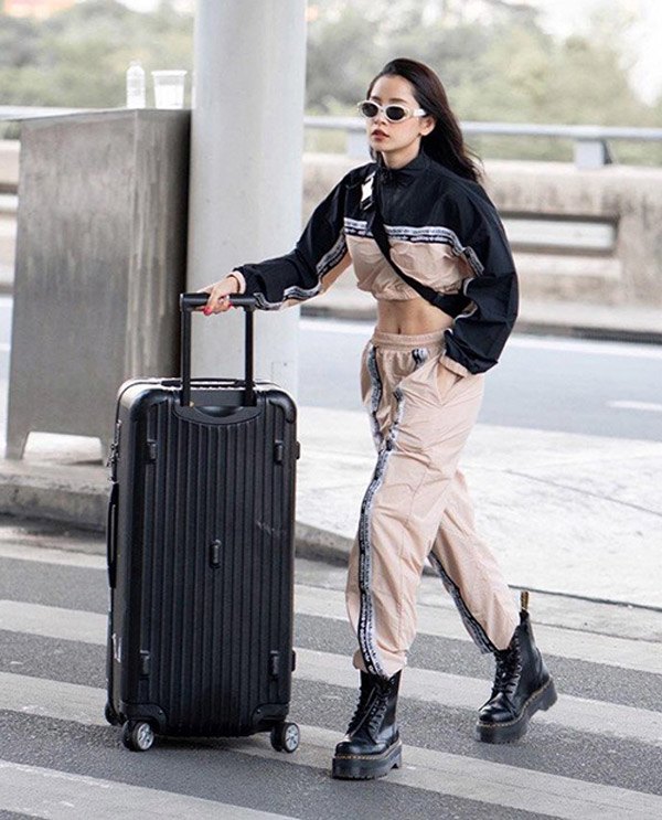 Chỉ diện những bộ đồ đơn sắc nhưng Chi Pu vẫn thu hút mọi ánh nhìn bởi gương mặt xinh đẹp, cá tính.