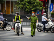 Tin tức trong ngày - Hà Nội: Nam thanh niên dùng điếu cày đánh vào mặt cán bộ chốt kiểm dịch