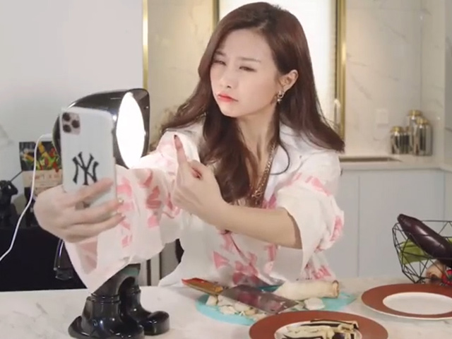 Cười 24H - Khi có "máu sống ảo" trong người thì cô nàng bất chấp tất cả