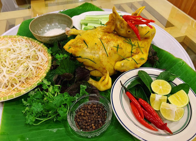 Ăn kèm muối tiêu chanh và rau thơm thì vô cùng hợp vị