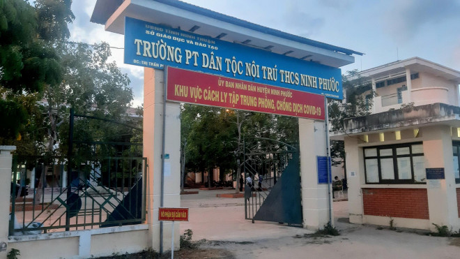 Trường Dân tộc nội trú huyện Ninh Phước, nơi bà T đang được cách ly