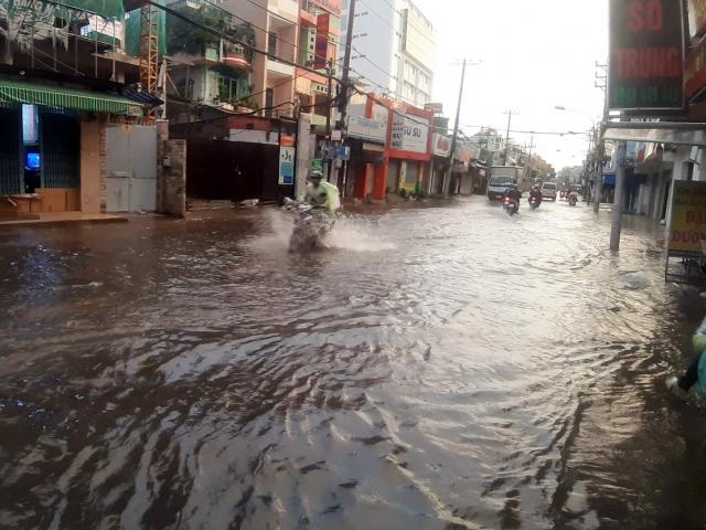 Tin tức trong ngày - Hình ảnh đường phố Sài Gòn ngập lênh láng sau mưa lớn