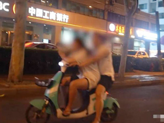 Bạn trẻ - Cuộc sống - Cảnh sát yêu cầu dừng xe, cô gái để bạn trai lại “làm tin”, bỏ đi với lý do không ai nghĩ tới