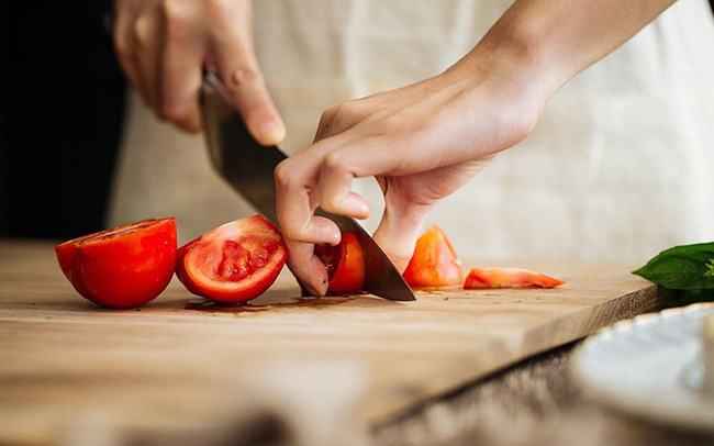 4 sai lầm khi ăn cà chua cực kì hại sức khỏe - 4