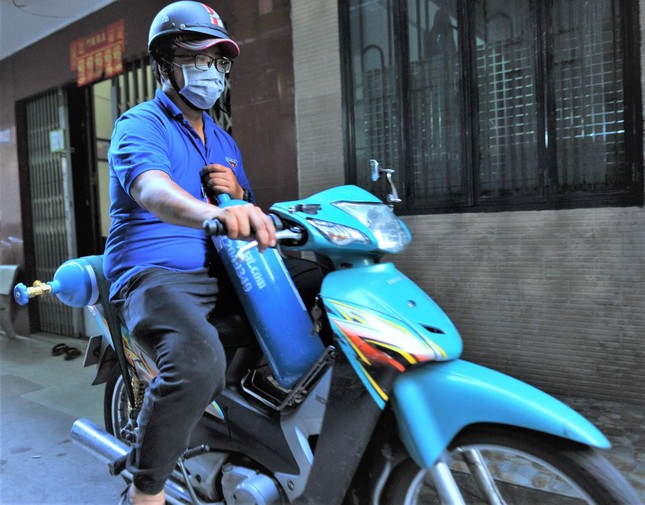 Các tình nguyện viên đang chạy đua với thời gian để tiếp ứng kịp thời oxy, giữ lại sinh mạng cho F0.