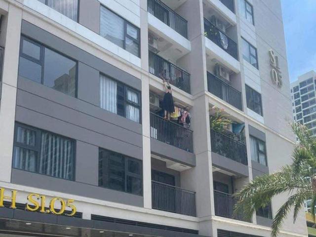 Tin tức trong ngày - Hà Nội: Giận chồng, người phụ nữ trèo ra lan can chung cư cao tầng