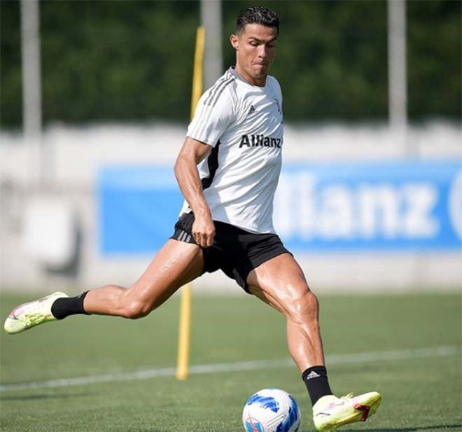 Ronaldo sẵn sàng ra sân vòng 1 Serie A, HLV Juventus bác bỏ CR7 sang PSG - 1