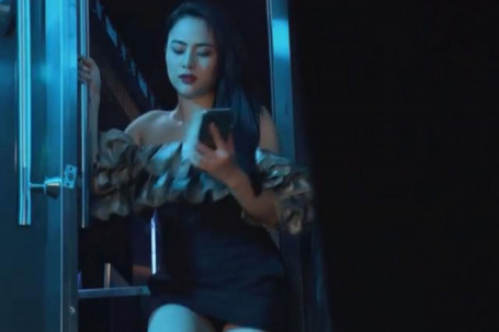 Diễn viên Việt Hoa ngoài đời có gu mặc trái ngược hoàn toàn trên phim ảnh