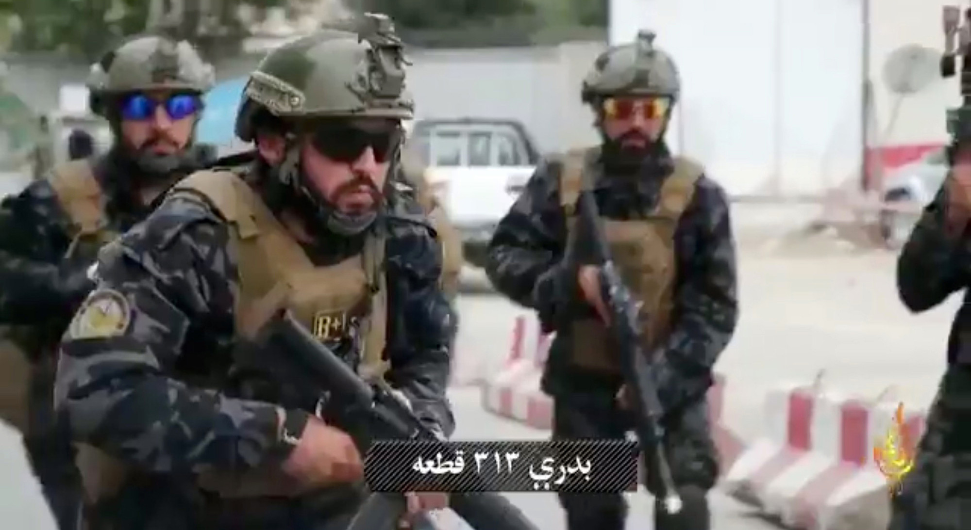 Các tay súng Taliban trong bộ quân trang của đặc nhiệm Mỹ.