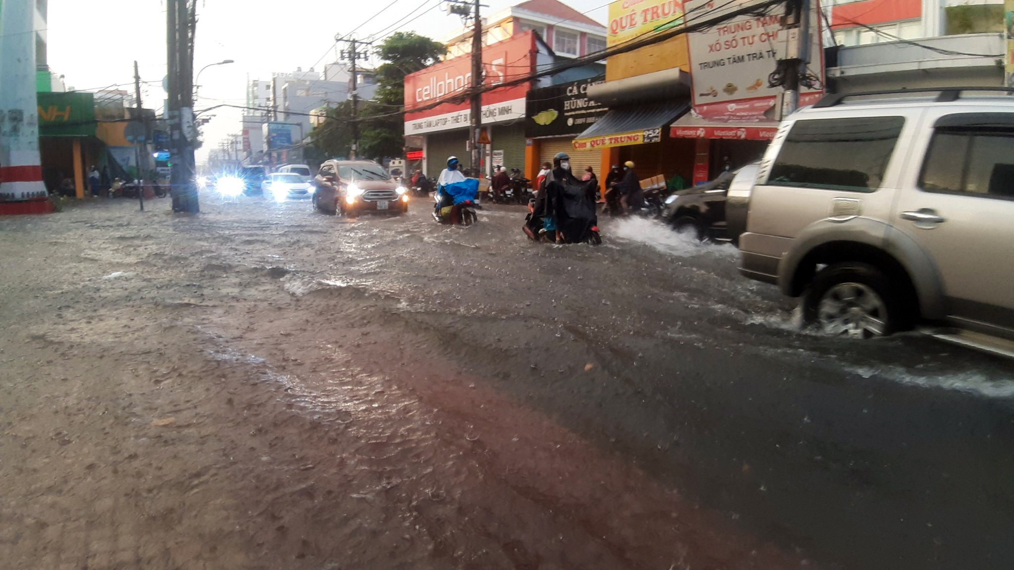 Chúng ta đã trải qua rất nhiều trận mưa lớn ở Sài Gòn nhưng cảm giác tuyệt vời được sống sót sau mỗi trận mưa là điều chắc chắn. Hãy xem những tấm ảnh đầy cảm hứng này để cảm nhận được sự đẹp của đường phố Sài Gòn dưới mưa.