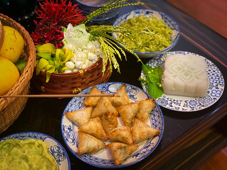 Những đĩa hoa thành tâm dâng cúng lên bàn thờ tượng trưng cho sự thanh khiết, thơm tho là sự lựa chọn của nhiều gia đình trong mùa Vu Lan, rằm tháng 7 năm nay để bày tỏ lòng thành kính, biết ơn tổ tiên. (Ảnh: Nhung Ngo)