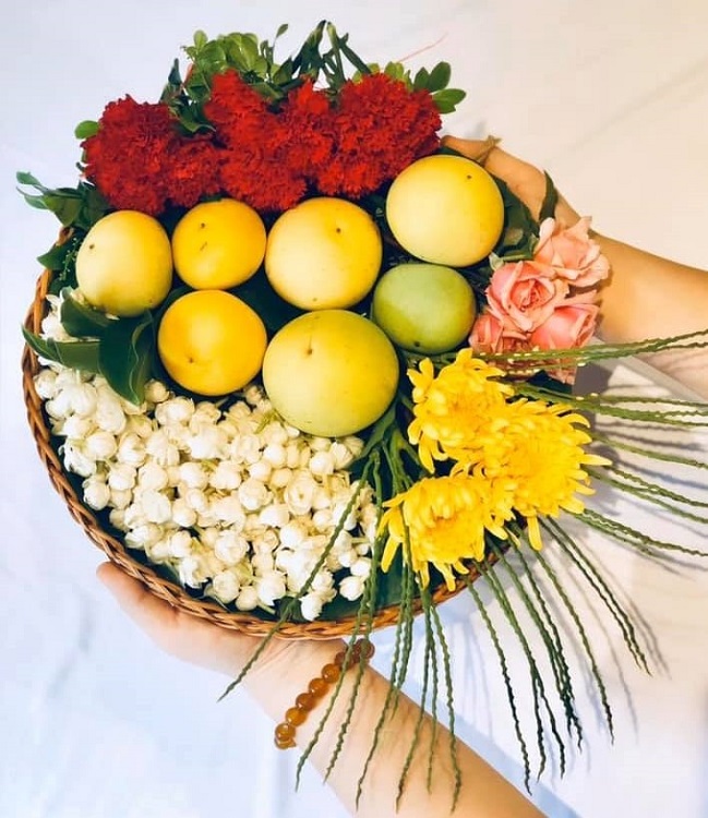 Một địa chỉ bán “mẹt hoa cô Tấm” giá 130.000 đồng/mẹt, mua hoa lẻ giá từ 50.000đồng/đĩa. (Ảnh: Hà Thu Hằng)