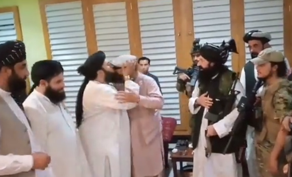 Một thủ lĩnh Taliban hôn lên trán Hashmat Ghani, em trai Tổng thống Afghanistan Ashraf Ghani.