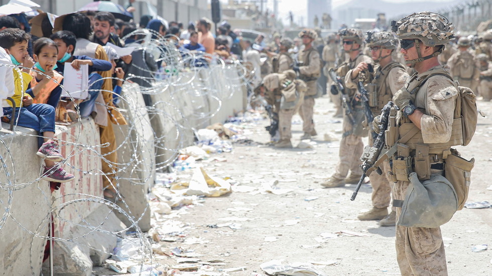 Lính thủy đánh bộ Mỹ lập hàng rào an ninh ngăn người dân Afghanistan tiếp cận đường băng sân bay Kabul.