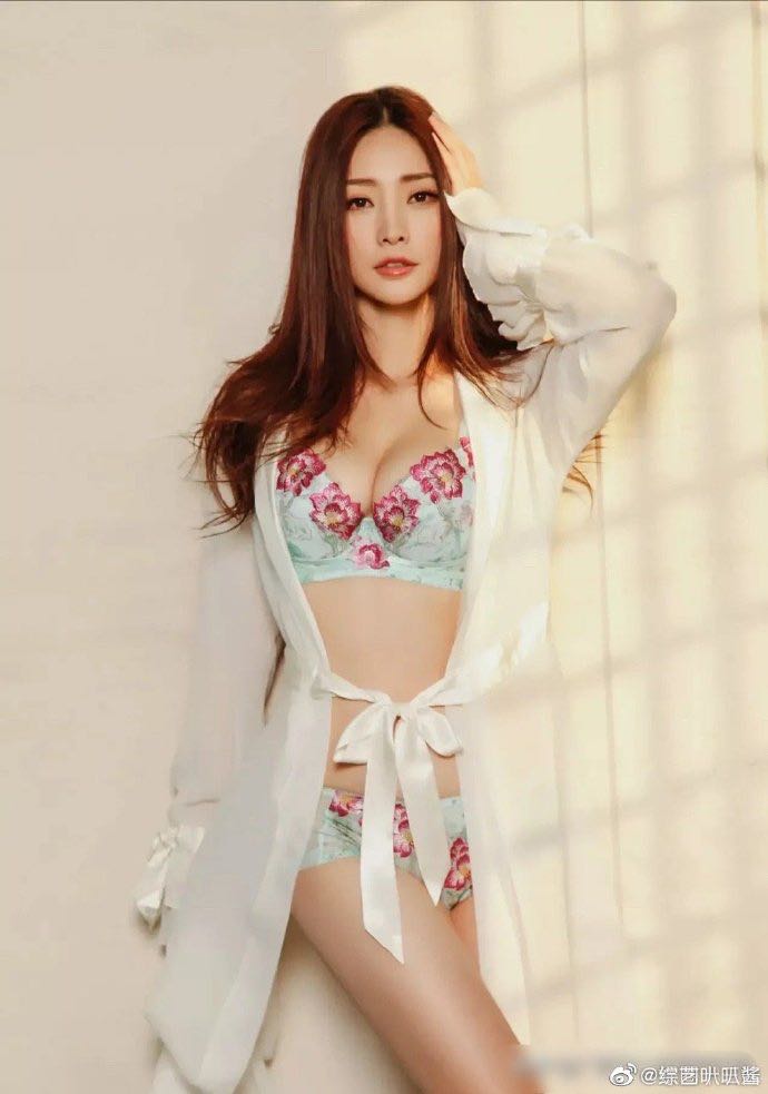 Cô từng tiết lộ, vòng 1 của cô là size E với số đo 102 cm.