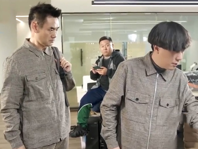 Cười 24H - Nhân viên mới ngày đầu đi làm đã "đụng hàng" với sếp và cái kết