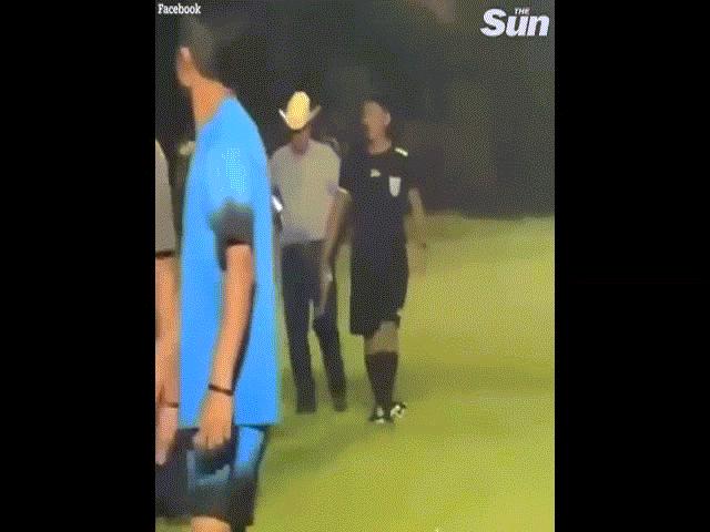 Thế giới - Bị CĐV phẫn nộ tràn xuống sân truy đuổi, trọng tài rút súng bắn một phát