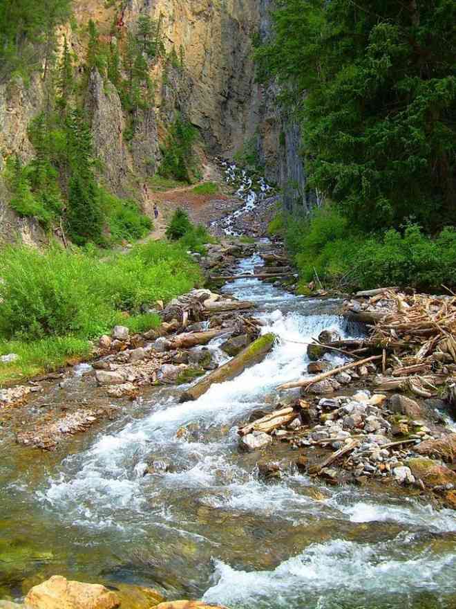 Hiện tượng chảy ngắt quãng của dòng suối chỉ diễn ra rõ ràng nhất từ cuối mùa hè đến mùa thu.