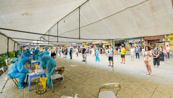 Lấy mẫu xét nghiệm cho người dân ở khu chung cư Linh Đàm, Hoàng Mai, Hà Nội - Ảnh: Ngô Nhung