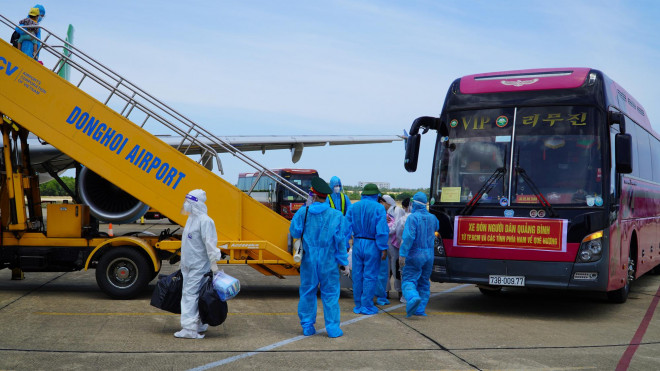 Lực lượng làm nhiệm vụ đã sẵn sàng đưa đón các mẹ bầu và trẻ em đến khu vực cách ly bằng ô tô