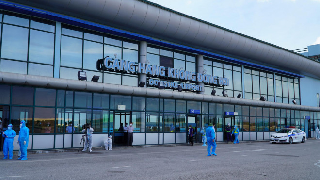 Phía ngoài Cảng hàng không Đồng Hới, các lực lượng đã sẵn sàng để để thực nhiệm vụ dẫn đoàn về khu cách ly