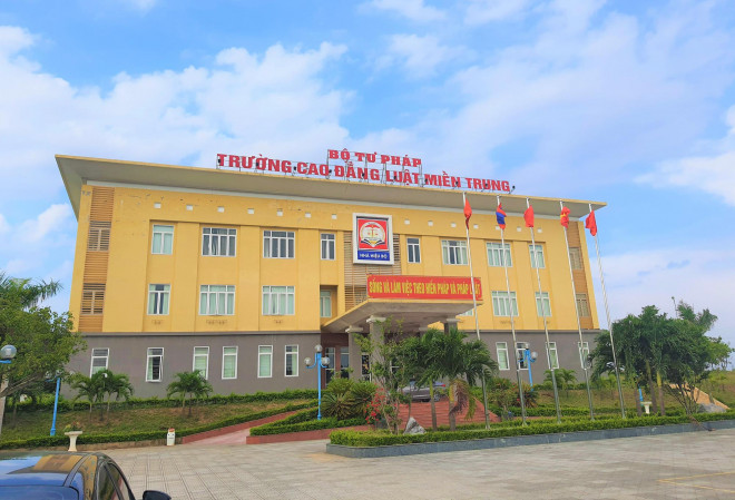 Thời gian cách ly 14 ngày tại khu cách ly tập trung Trường Cao đẳng Luật Miền Trung và 14 ngày tại nhà. Tại khu cách ly tập trung, lực lượng quân đội đã huy động tổng lực làm vệ sinh, sắp xếp lại cơ sở vật chất theo đúng quy định.
