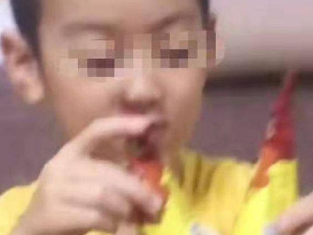 Phi thường - kỳ quặc - Con trai "dọa" ăn 100 cây kem đến chết cóng để mẹ hối hận, lúc sau khóc lóc xin tha vì thách thức nhầm người