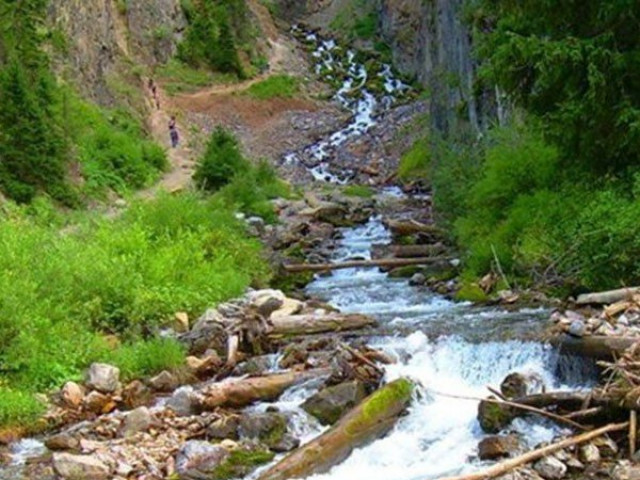 Du lịch - Bí ẩn về dòng suối lạ, cứ chảy được 15 phút lại ngừng