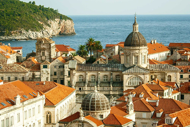 Dubrovnik, Croatia: Dubrovnik có rất nhiều điều thú vị dành cho khách du lịch, nhưng nên tránh mùa hè cao điểm, khi tàu du lịch cập bến và hành khách tràn ra các đường phố chật hẹp. Thời gian tốt nhất để ghé thăm là tháng 4 và tháng 9, khi thời tiết ấm áp, các quán cà phê và nhà hàng đầy ắp món ngon. 
