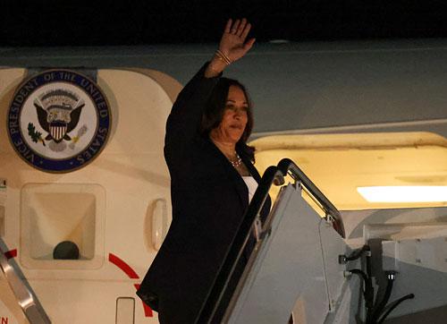 Phó Tổng thống Mỹ Kamala Harris vẫy tay trước khi khởi hành đến Đông Nam Á, tại căn cứ Andrews ở bang Maryland - Mỹ hôm 20-8. Ảnh: REUTERS