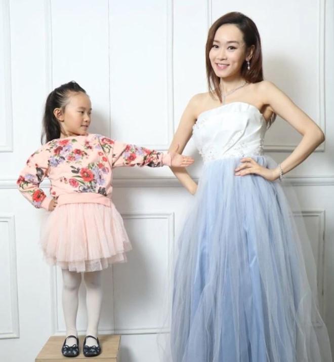 Nhan sắc xinh đẹp 'vạn người mê' của dàn mỹ nhân TVB thuở còn đi thi hoa hậu - 18