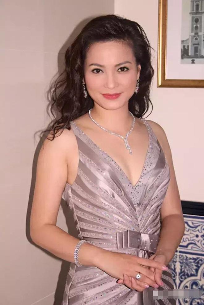 Nhan sắc xinh đẹp 'vạn người mê' của dàn mỹ nhân TVB thuở còn đi thi hoa hậu - 20