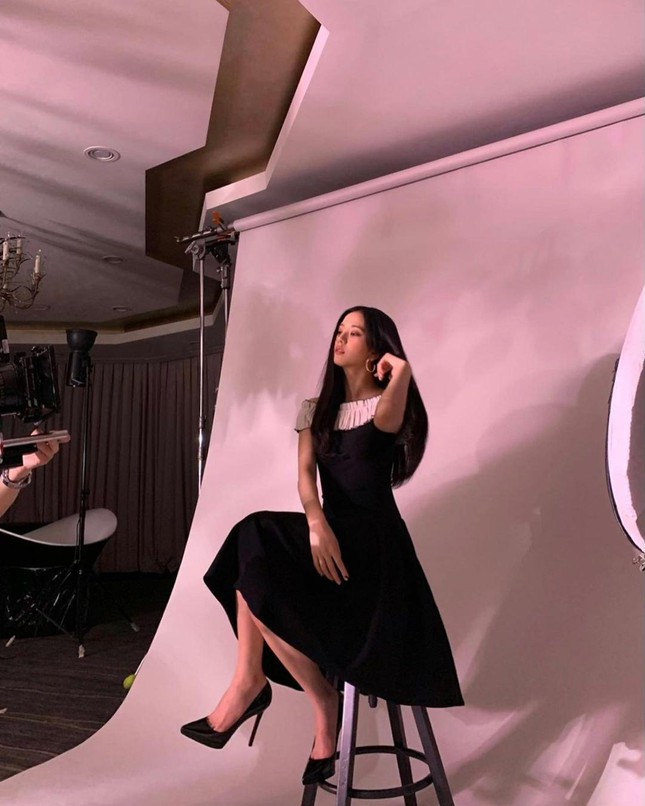 Vóc dáng thon thả nhưng Jisoo vô tình bị dìm dáng chỉ vì stylist chọn nhầm trang phục - 9