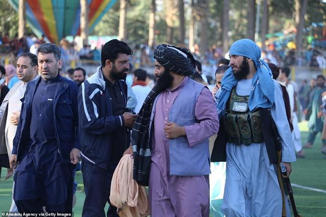 Các lãnh đạo Taliban đến sân vận động Herat xem bóng đá. Ảnh: Getty