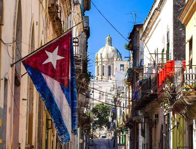 Cu ba: Thủ đô Havana của Cuba nổi bật với hình ảnh những công trình kiến ​​trúc thuộc địa cổ kính, rượu vang những năm 1950, rượu salsa và xì gà. Hãy đến để ghé thăm những nhà hàng nhỏ và cửa hàng thủ công dễ thương trên con phố nhỏ. 
