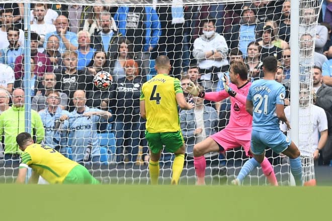 Man City có bàn thắng đầu tiên khi khởi đầu Premier League nhờ một tình huống đá phản lưới nhà của thủ thành Tim Krul (Norwich)