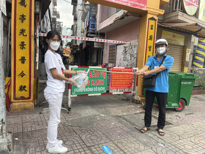 Thành viên dự án chuyển nước đến cho lực lượng làm nhiệm vụ tại các chốt, trạm kiểm soát Chỉ thị 16