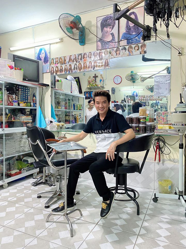Đàm Vĩnh Hưng trở lại quán cắt tóc nơi anh từng làm việc