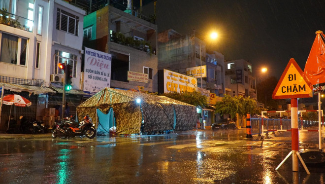 Chốt trực tại giao lộ Phạm Văn Đồng - Phan Văn Trị. Ảnh: Thanh Long