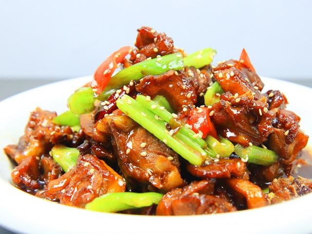 Ẩm thực - Vịt luộc đã quá nhàm chán, thêm lon bia thành món ngon "đỉnh của chóp"