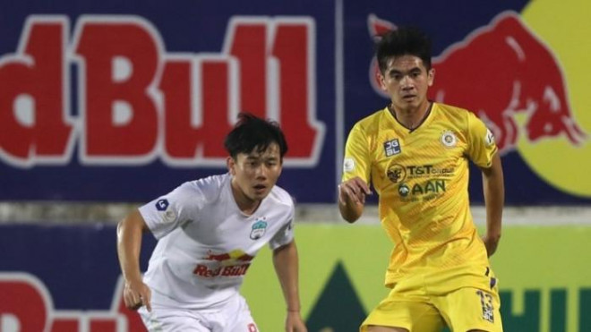 Văn Kiên (áo vàng) được HLV Park Hang-seo triệu tập bổ sung cho tuyển Việt Nam