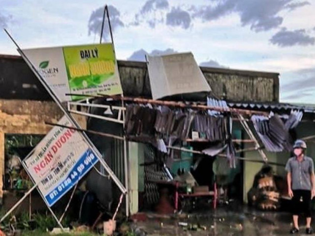 Tin tức trong ngày - Mưa lớn, lốc xoáy giật sập 11 căn nhà ở Bến Tre, 8 người bị thương