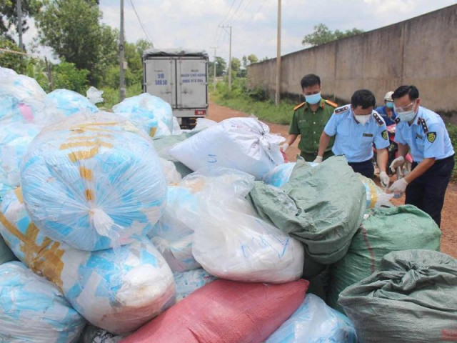 Thị trường - Tiêu dùng - Mua 1 tấn khẩu trang y tế lỗi về tái chế bán kiếm lời