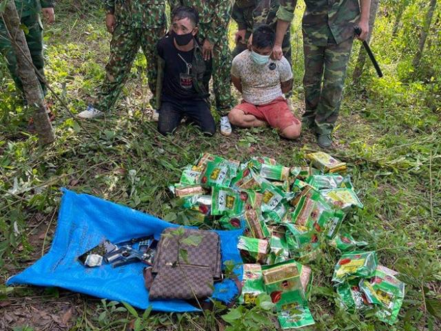 Pháp luật - Thủ súng đã lên nòng, lái xe Fortuner chở gần nửa tạ “đá” xuyên quốc gia