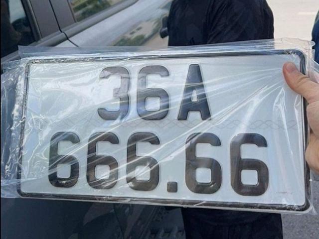 Thị trường - Tiêu dùng - Mua xe mới, liên tiếp hai chủ xe bốc biển may mắn trúng “dãy số tiền tỷ”