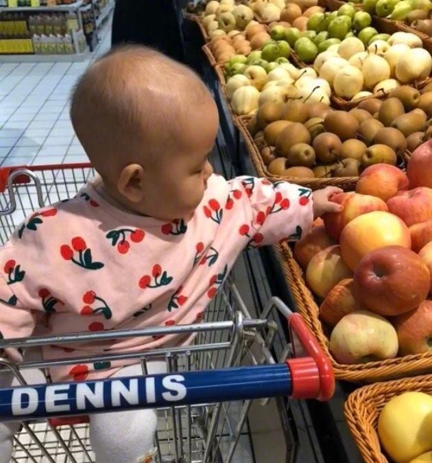 Con gái tò mò bóp nát trái cây trong siêu thị, mẹ cao tay nghĩ ra &#34;chiêu độc&#34; khiến cô bé khóc thét xin chừa - 1